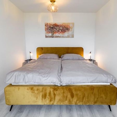 Cozy Apartment Near City Centrum And Bratislava Airport Exterior foto